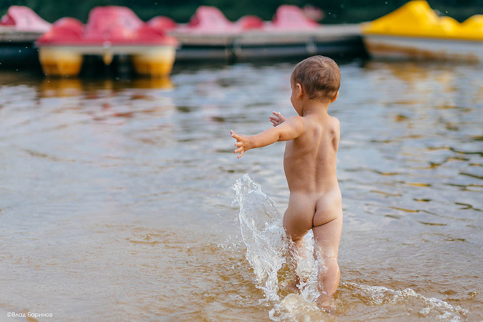 купание ребенка на фотосесии